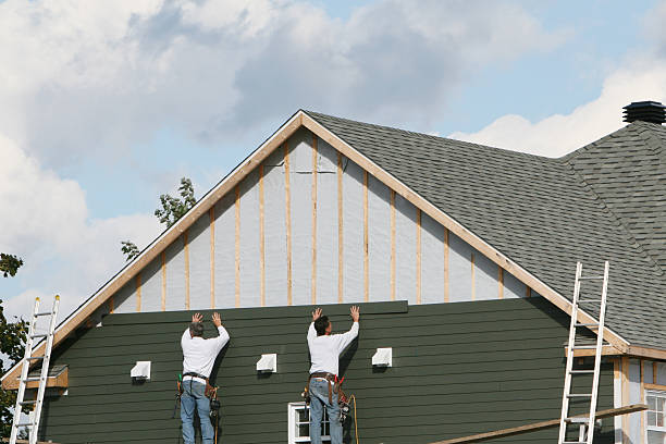 Professional Siding technician working in Bloomingburg, OH